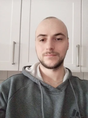 <span>Jonathan, 26</span>&nbsp;<span style='width: 25px; height: 16px; float: right; background-image: url(/bitmaps/flags_small/DE.PNG)'>&nbsp;</span><br><span>Bremen, Germania</span>&nbsp;<input type='button' class='joinbtn' style='float: right' value='JOIN NOW' />