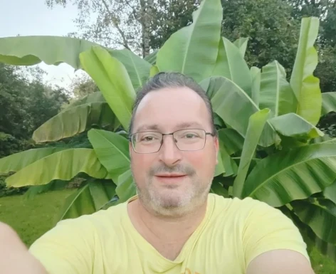 <span>Sébastien , 47</span>&nbsp;<span style='width: 25px; height: 16px; float: right; background-image: url(/bitmaps/flags_small/BE.PNG)'>&nbsp;</span><br><span>Brussels, เบลเยียม</span>&nbsp;<input type='button' class='joinbtn' style='float: right' value='JOIN NOW' />