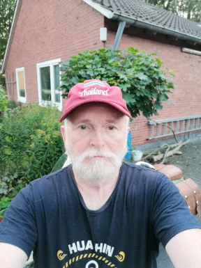 <span>Manfred, 69</span>&nbsp;<span style='width: 25px; height: 16px; float: right; background-image: url(/bitmaps/flags_small/DE.PNG)'>&nbsp;</span><br><span>Rostrup, เยอรมนี</span>&nbsp;<input type='button' class='joinbtn' style='float: right' value='JOIN NOW' />