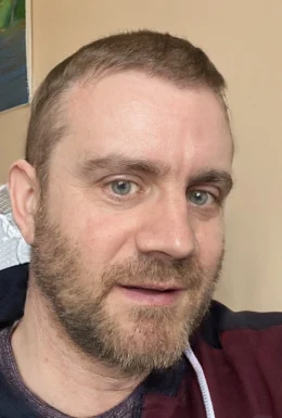 <span>Tony, 49</span>&nbsp;<span style='width: 25px; height: 16px; float: right; background-image: url(/bitmaps/flags_small/UK.PNG)'>&nbsp;</span><br><span>Manchester, Großbritannien</span>&nbsp;<input type='button' class='joinbtn' style='float: right' value='JOIN NOW' />